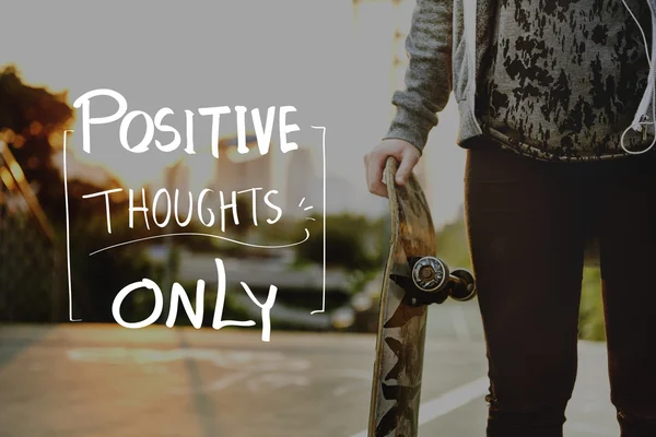 Tekst op foto: positieve gedachten alleen — Stockfoto
