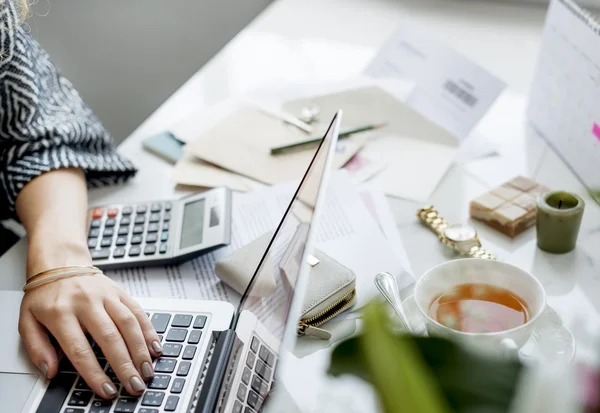 Vrouw werkt met laptop — Stockfoto