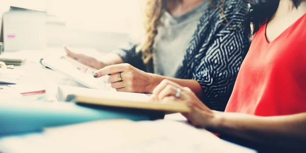 Vrouwen praten en het gebruik van Tablet — Stockfoto