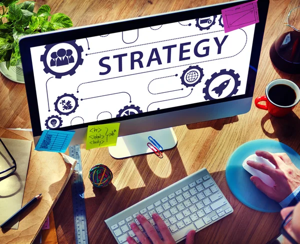 Bilgisayar kullanan adam 