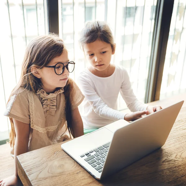 Små flickor med laptop — Stockfoto