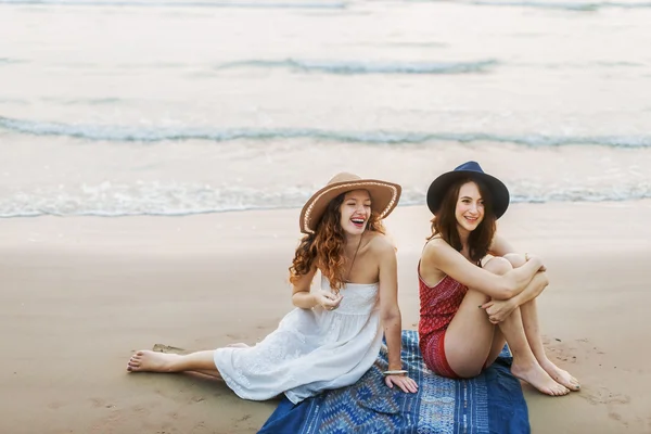 Hermosas mujeres en la playa —  Fotos de Stock