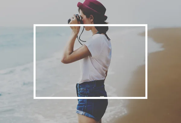 Mädchen macht Foto vor der Kamera — Stockfoto