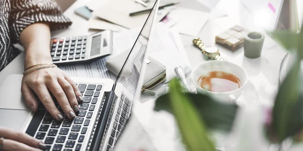 Frau arbeitet mit Laptop — Stockfoto