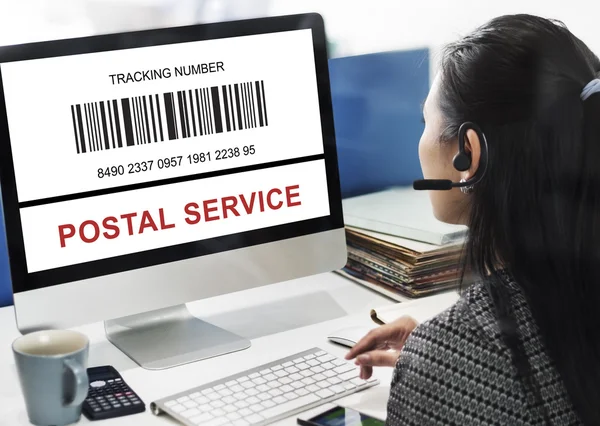 Üzletasszony postai szolgáltatás számítógépen dolgozik — Stock Fotó