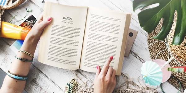 Libro de lectura mujer — Foto de Stock