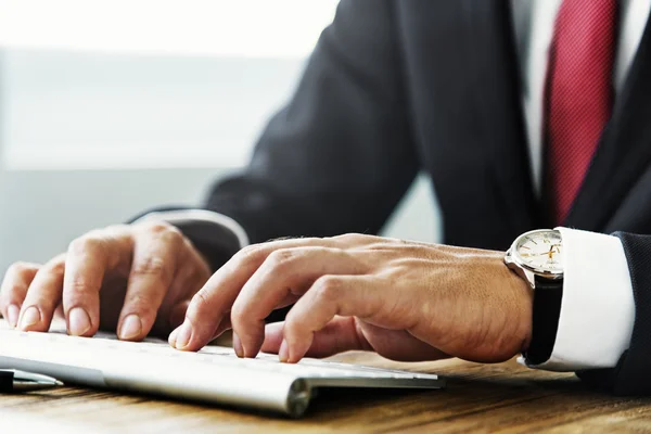 Typen op toetsenbord zakenman — Stockfoto