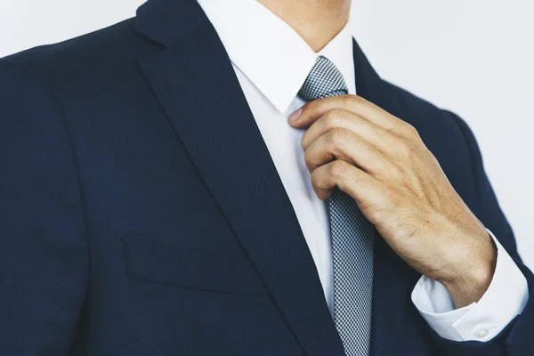 訂正ネクタイ スーツのビジネスマン — ストック写真