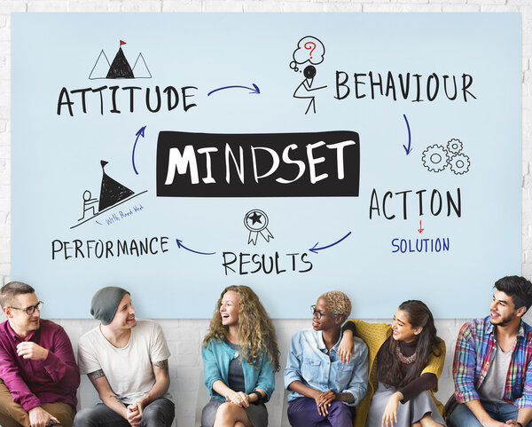 группа людей, сидящих и разговаривающих
