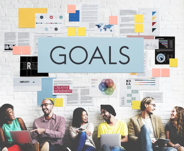 Diversity friends near wall with goals — Stock Photo, Image