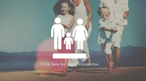 Família feliz com crianças na praia — Fotografia de Stock