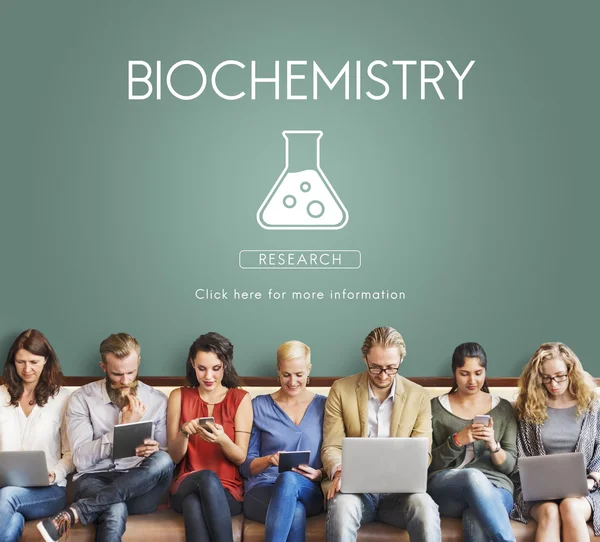 La gente se sienta con dispositivos y bioquímica — Foto de Stock