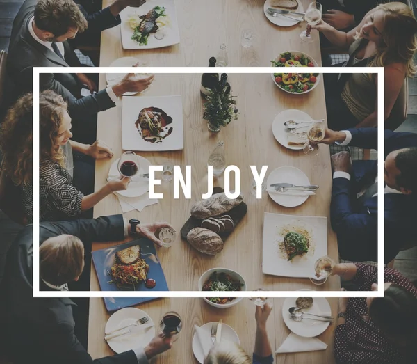 Gente diversa cenando — Foto de Stock