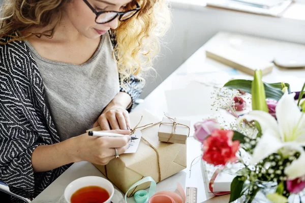 Mujer Escribiendo Gracias Tarjeta —  Fotos de Stock