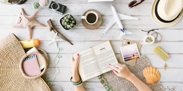 Woman reading book — Stock Photo, Image