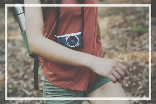 Frau mit Kamera unterwegs — Stockfoto