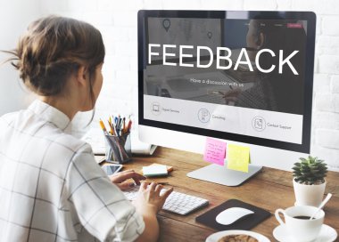 Bilgisayar kullanan iş kadını.