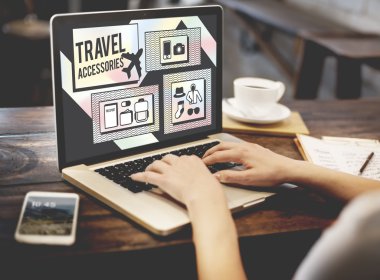 kadın Cafe laptopa ile çalışma