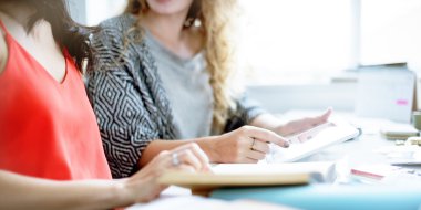 Kadın konuşmak ve kullanarak Tablet