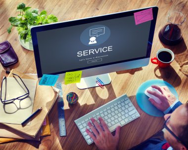 Bilgisayar kullanan adam 