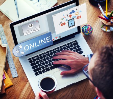 Bilgisayar kullanan adam 