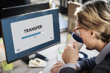 Transfer bilgisayara kullanarak iş adamı 