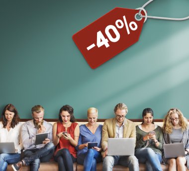 aygıtlar ve yüzde 40 ile kapalı insanlar oturmak 
