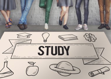 Duvara yakın duran insanlar