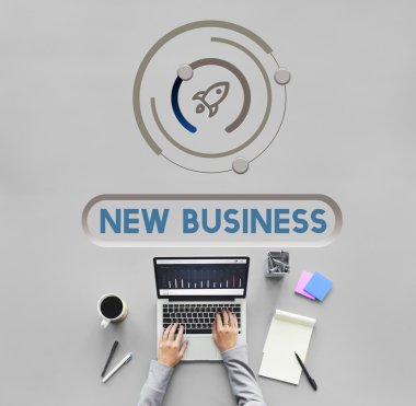 laptop ile çalışan kişi 