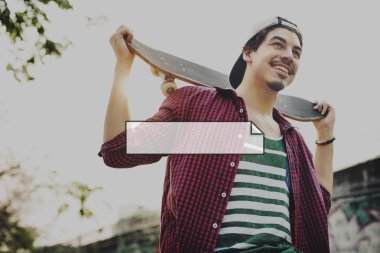 Hipster çocuk kaykay holding