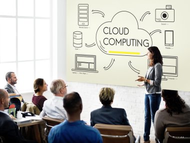 İş arkadaşları birlikte çalışıyor.