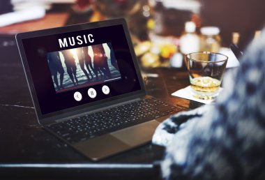 Metin üstünde perde ile dizüstü bilgisayar: müzik