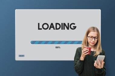 Yükleme için cep telefonu kullanan kadın 