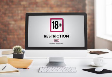 Bilgisayar ofiste tabloda