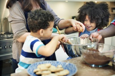 familie koken in de keuken