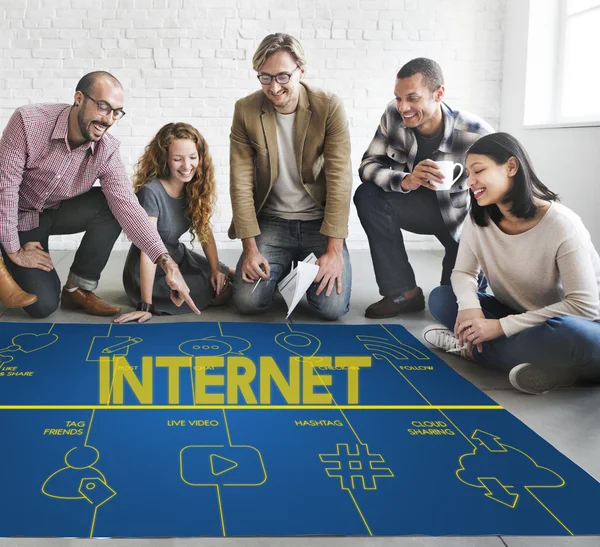Ontwerpers werken met internet — Stockfoto