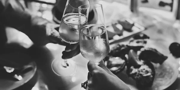 Champagne grillage de couple — Photo