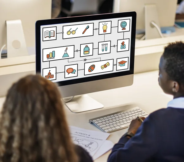 Crianças estudando com computador — Fotografia de Stock