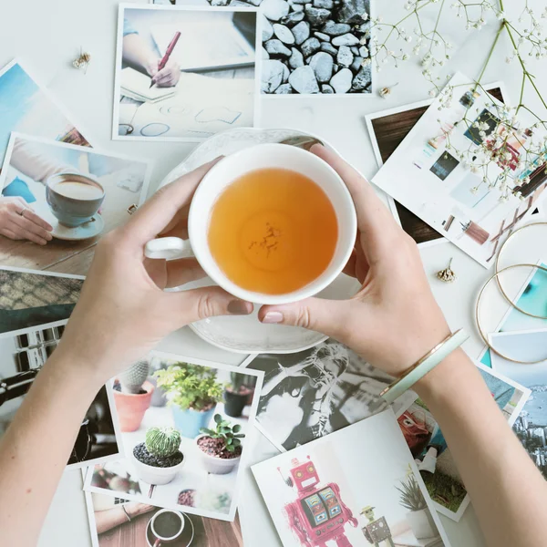 Tazza di tè nelle mani — Foto Stock