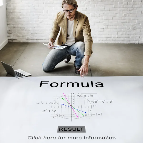 Hombre de negocios trabajando con fórmula —  Fotos de Stock