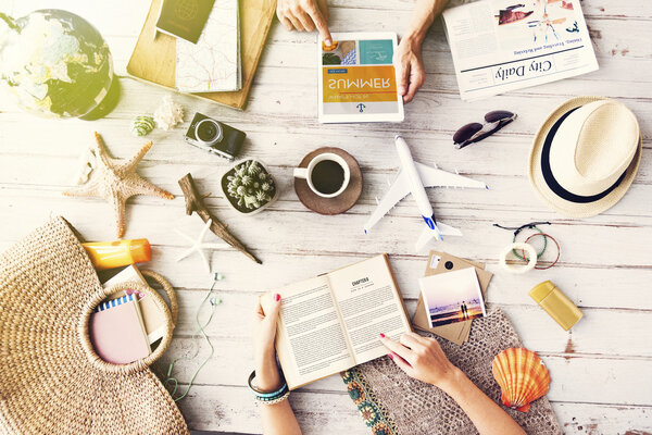  мужчина пользуется планшетом, в то время как женщина читает
