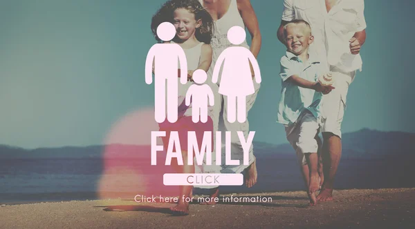 Familia feliz con niños en la playa — Foto de Stock