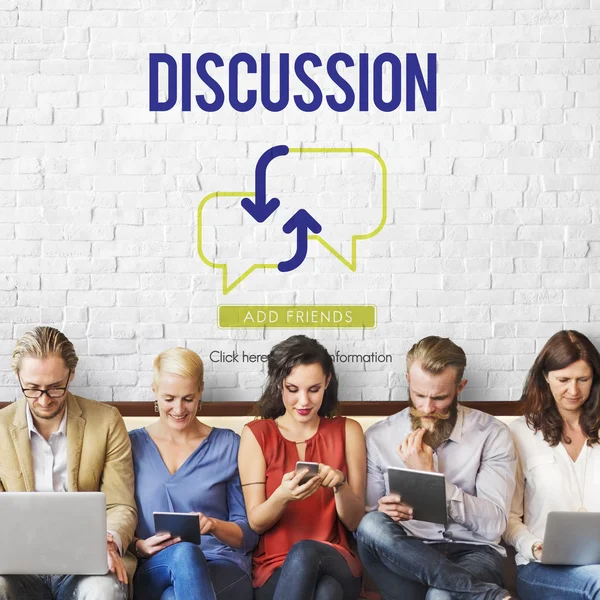 Folk sitter med enheter och diskussion — Stockfoto