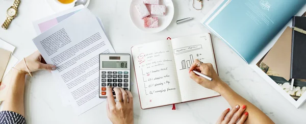 Mujeres calculando el plan de negocios —  Fotos de Stock