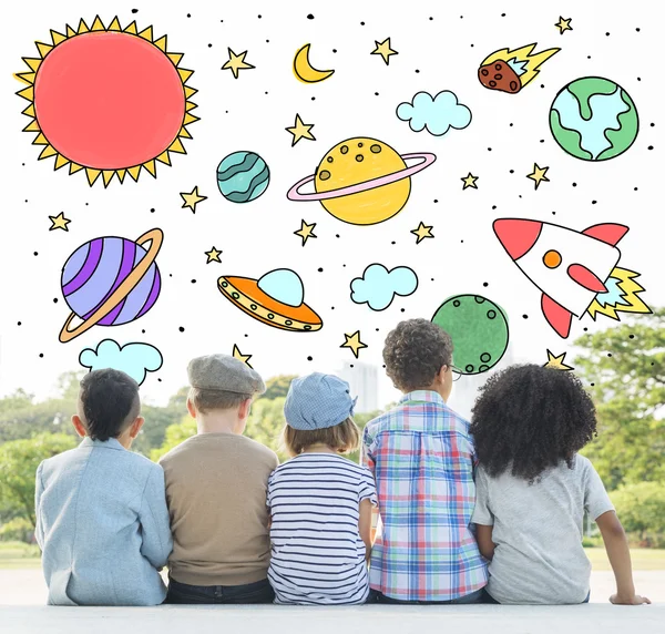 Group of kids seating at nature — Stock Photo, Image
