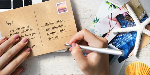 Mujer escribiendo en postal —  Fotos de Stock