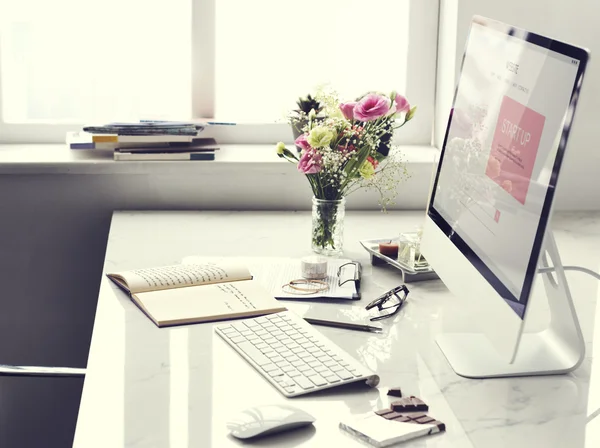 Espaço de trabalho bonito e leve do escritório — Fotografia de Stock