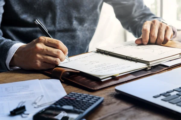 Persona escribiendo notas — Foto de Stock