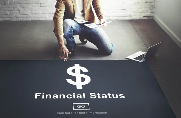 Zakenman werken met financiële status — Stockfoto