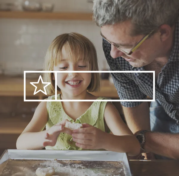 Niña y abuelo hornear galletas — Foto de Stock